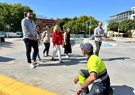 La alcaldesa y su equipo visitan la zona donde está trabajando el equipo de pintura.