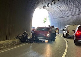 Fallece un motorista en un accidente contra un turismo en pleno túnel de Monte Dorado