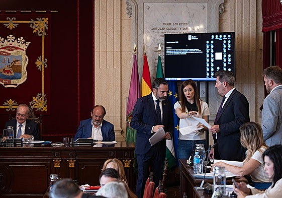 El pleno de la ciudad, con De la Torre, en la presidencia, y los portavoces Dani Pérez, Elisa Pérez de Siles, Antonio Alcazár y Nico Sguiglia, a la derecha de la imagen.