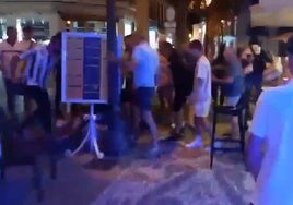 Un grupo de personas retiene al presunto agresor, anoche en la céntrica plaza Cavana de Nerja.