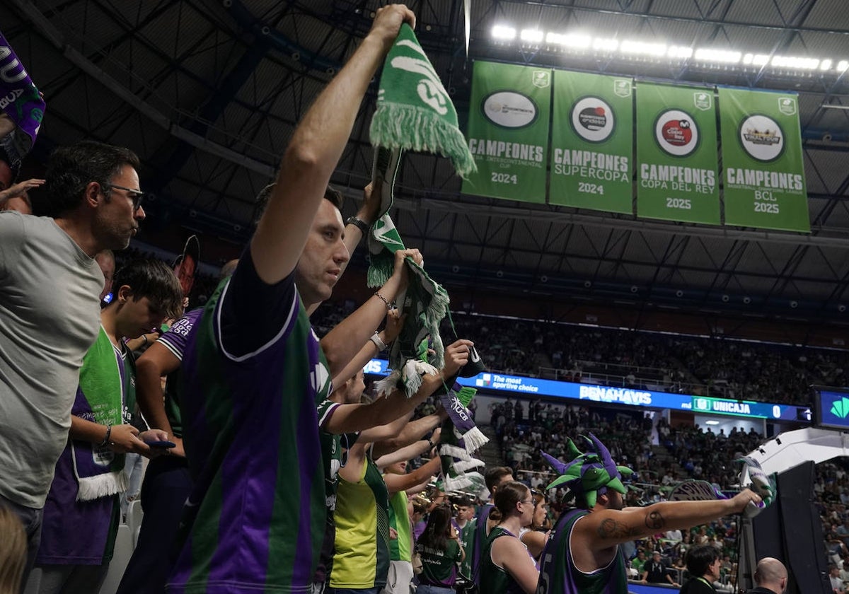 Aficionados del Unicaja himno del Unicaja antes de un partido.