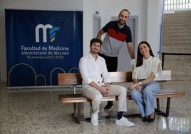 Dioni, Manuel y María, en los pasillos de la Facultad de Medicina.