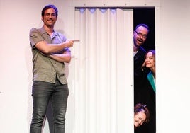 Carlos Zamarriego señala a los protagonistas de 'Para entrar a vivir': José Vera, Raquel Infante y María Agudo.