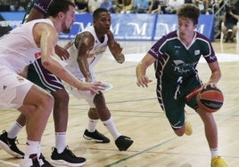 Tamba persigue a Alessandro Scariolo en el Torneo Costa del Sol de 2018.