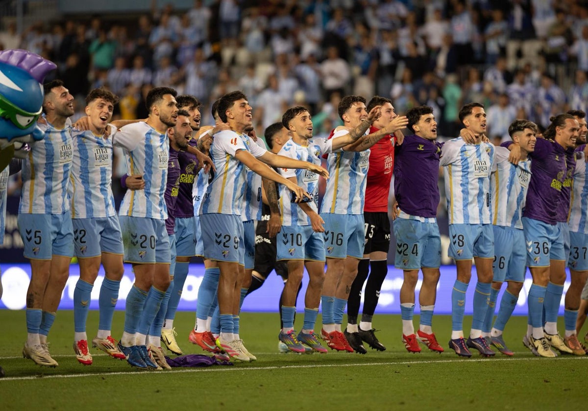 Los jugadores del Málaga celebran el triunfo frente al Sporting en La Rosaleda, que prácticamente sellaba la permanencia.