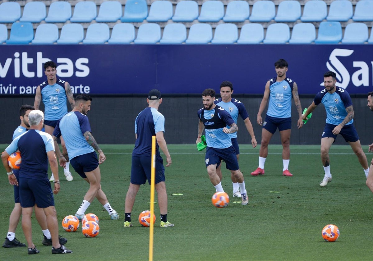 Un rondo en el entrenamiento del Málaga del jueves.