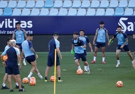 Un rondo en el entrenamiento del Málaga del jueves.
