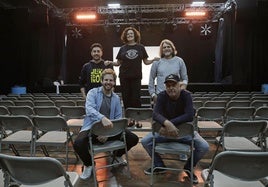 De izquierda a derecha, Fran Camacho, Rafa Frías, Lucía Blein, (improvisadores) y Salva Reina y Javier Martínez (Cochera Cabaret).
