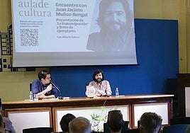 Alberto Gómez, redactor jefe de SUR, entrevista al escritor Juan Jacinto Muñoz-Rengel en el Aula de Cultura de SUR.