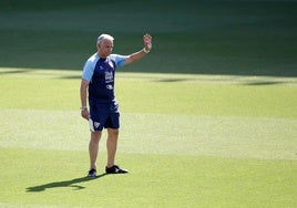 Pellicer da instrucciones a sus jugadores durante el entrenamiento del jueves.