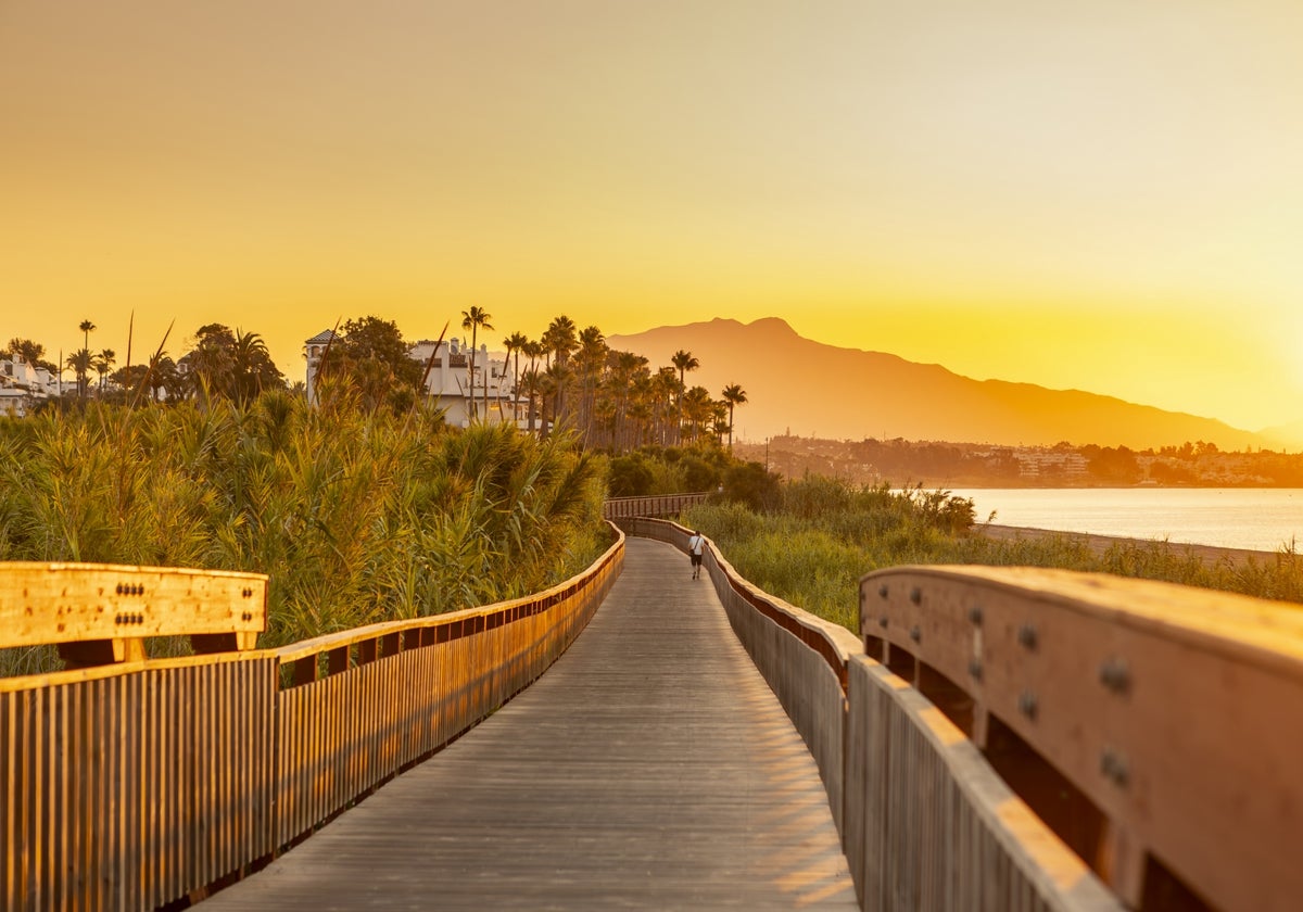 Uno de los puentes de la Senda Litoral en Estepona.