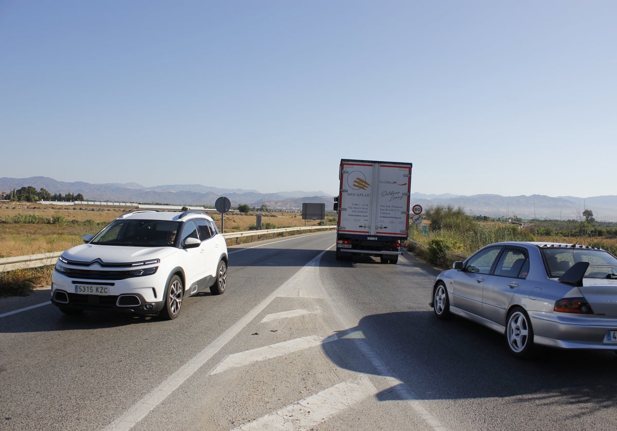 La A-404, en la parte donde se ejecutará el desdoblamiento de la calzada.