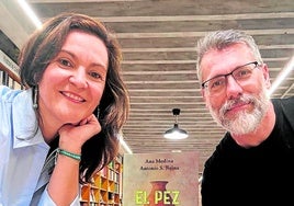 Ana María Medina y Sánchez Reina, con su libro::. SUR