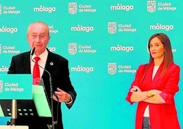 El alcalde de Málaga y la concejala Elisa Pérez de Siles, el pasado martes.