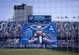 El tifo que el Fondo Sur desplegó en la previa del Málaga-Burgos.