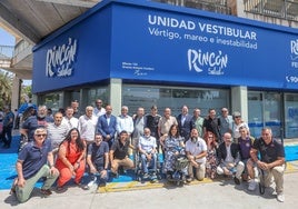 Foto de familia de los integrantes de la nueva unidad de Clínicas Salud 101.