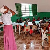 La maestra Amie junto a niños y niñas en clases de verano de la Escuela Infantil Blas Infante en Douasu (Gambia).