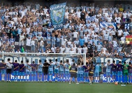 Los jugadores del Málaga se despiden de La Rosaleda tras el partido frente al Burgos.