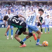 Larrubia intenta marcharse de Íñigo Córdoba durante el partido ante el Burgos.
