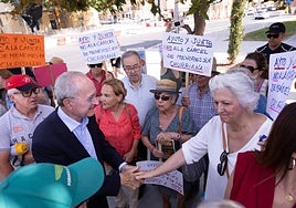 Los vecinos de Churriana arrancan al alcalde el compromiso de visitar mañana las instalaciones del centro de menores