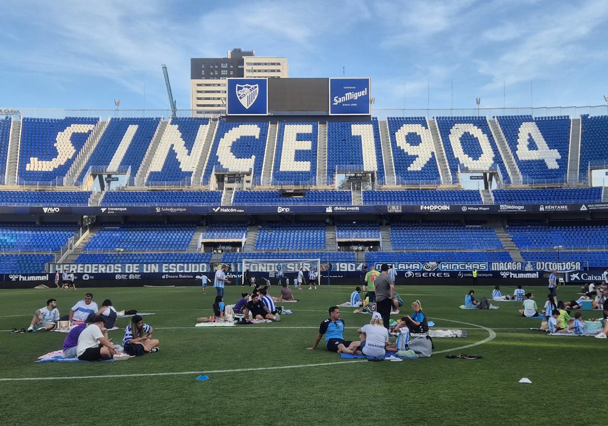 Aficionados del Málaga, en el insólito pícnic en La Rosaleda.