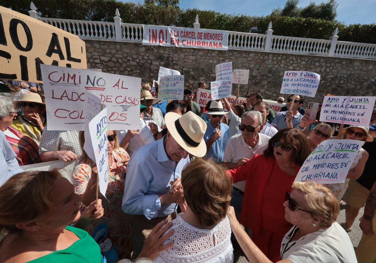 Los vecinos de Churriana aprovechan la visita del alcalde para endurecer sus críticas contra el centro de menores
