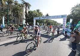 Participantes en el Día de la Bici, en la salida en el Paseo del Parque.