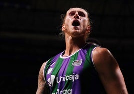 Osetkowski celebra una canasta con el Unicaja.
