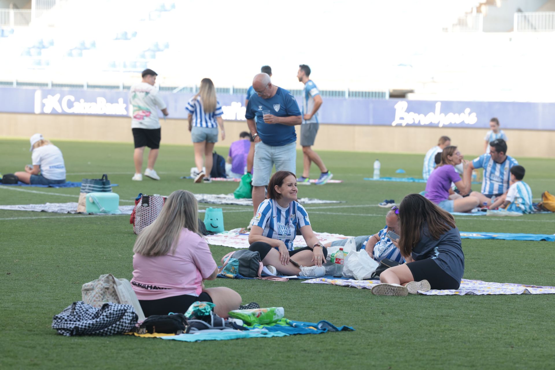 El Málaga organiza un pícnic para un centenar de abonados malaguistas