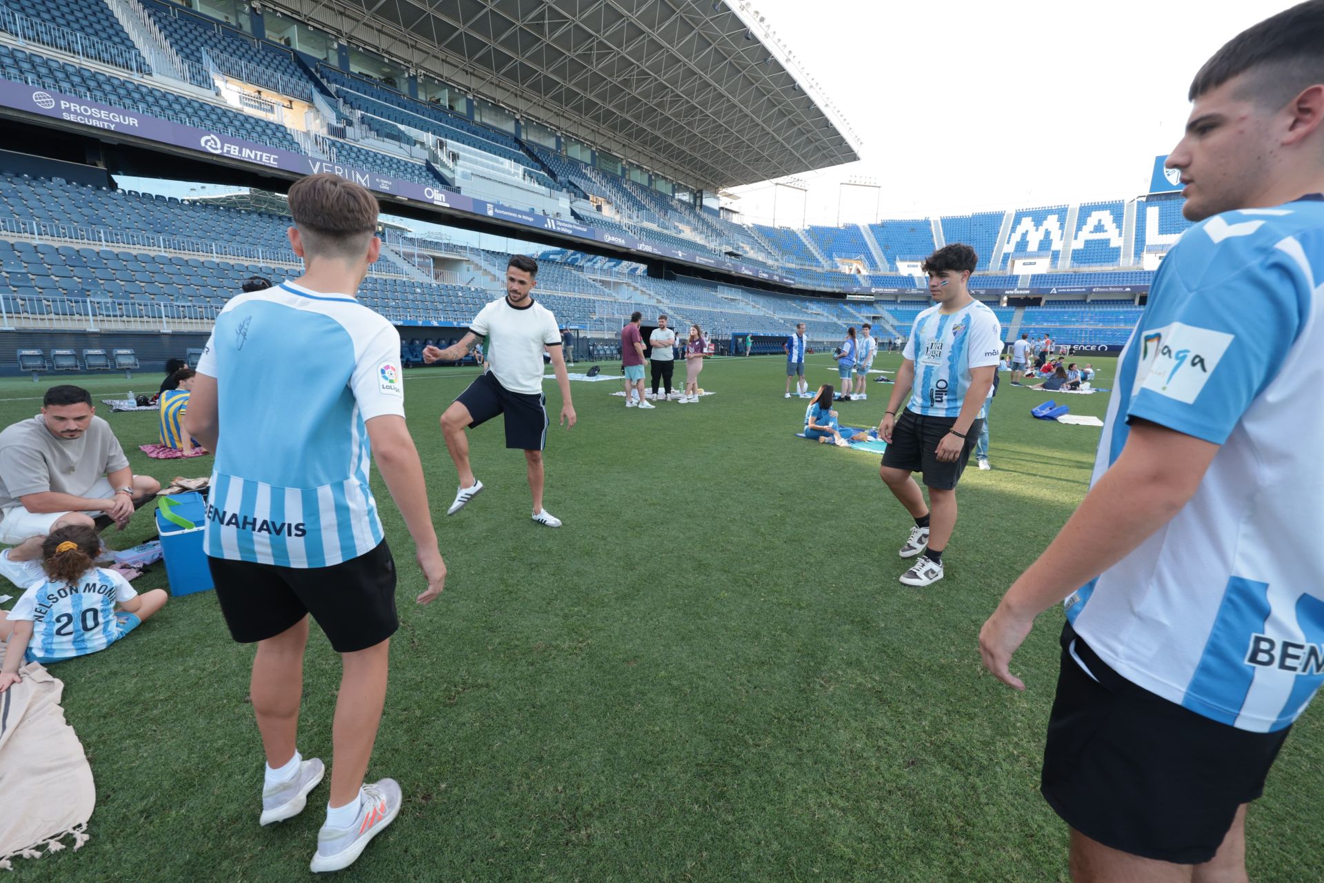 El Málaga organiza un pícnic para un centenar de abonados malaguistas