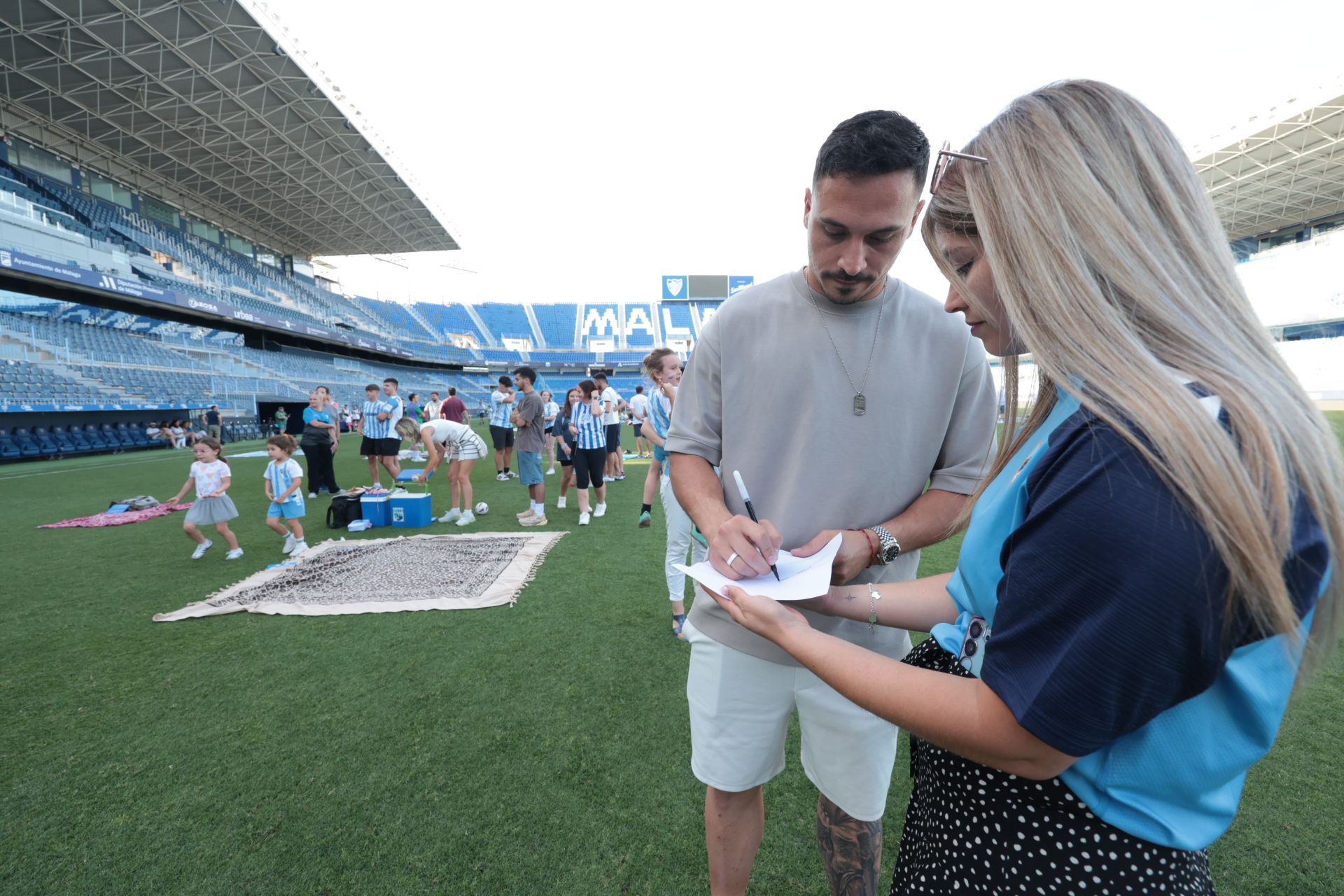 El Málaga organiza un pícnic para un centenar de abonados malaguistas