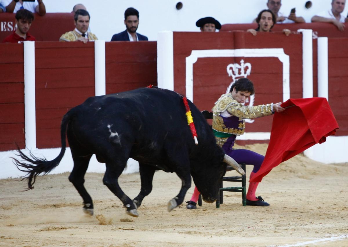 Imagen secundaria 1 - Arriba, a Lea Vicens le falló el estoque de matar. Abajo, a la izquierda, el de Fuengirola, Santa Claros, se sentó en una silla para dar pases a su segundo. A la derecha, dos orejas para la novillera Olga Casado en su primero