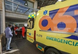 Una ambulancia del 061.