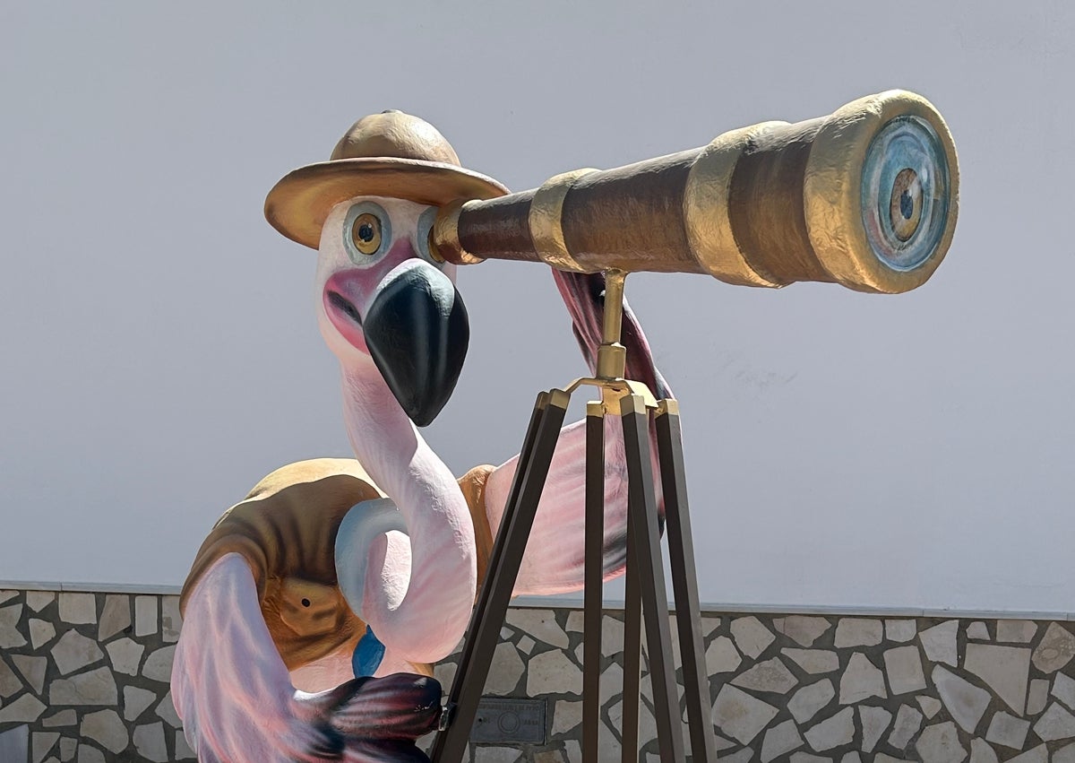 Imagen secundaria 1 - Algunos de los flamencos humanizados de Fuente de Piedra.