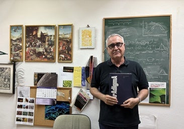 Antonio Heredia posa en su despacho con el número 24 de 2022 de 'Paradigma'.