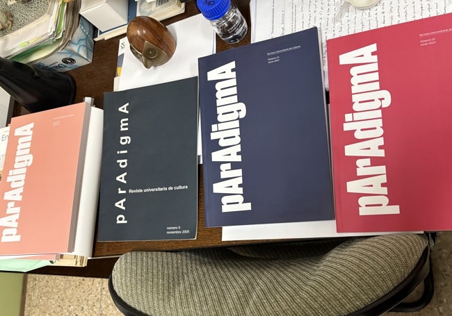 Algunos de los números físicos de la revista 'Paradigma'.