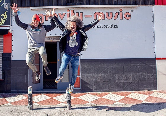 A la derecha, Fabricio Gámez con el músico Alejandro Granizo frente al local.
