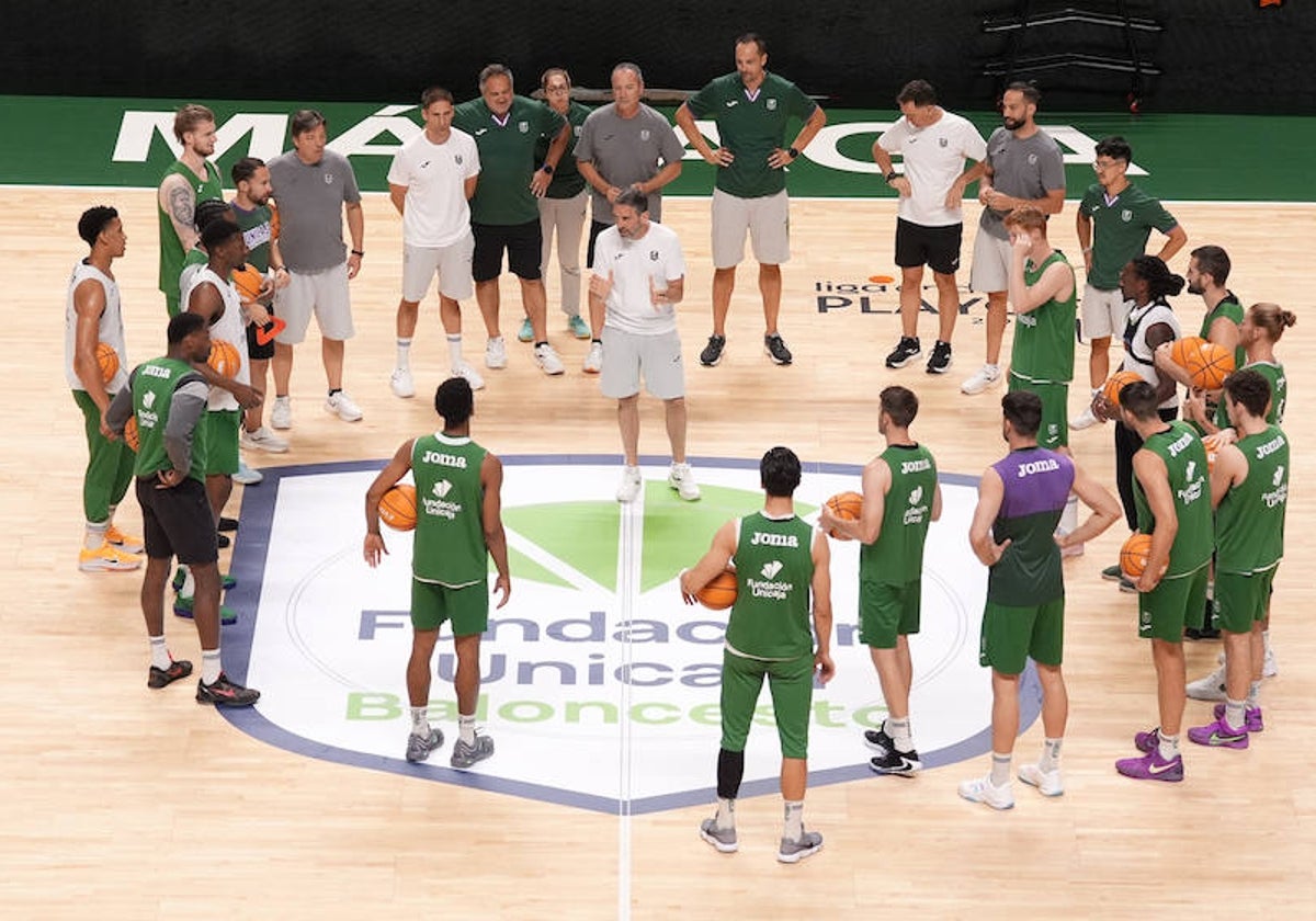 Los jugadores atienden a Ibon Navarro en el entrenamiento de ayer.