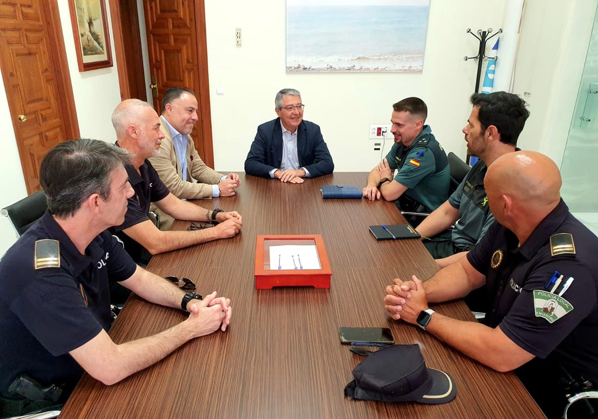 El alcalde de Rincón de la Victoria recibe al nuevo jefe de la Compañía de la Guardia Civil de Vélez-Málaga