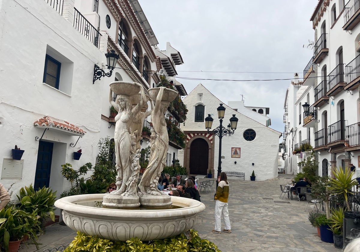 Imagen de la plaza de Nuestra Señora del Rosario en Canillas de Albaida.