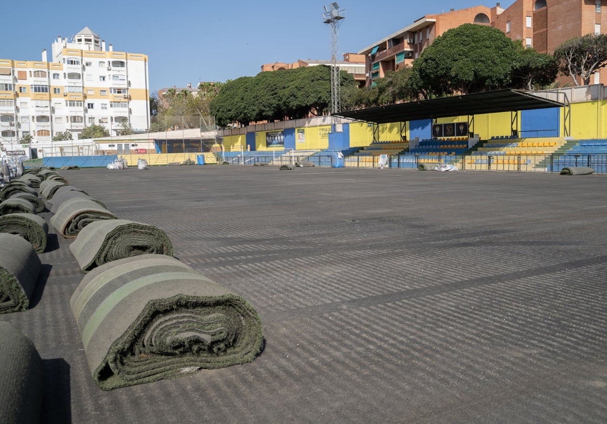 Comienza la renovación del césped en el estadio Francisco Alarcón 'Isco' de Benalmádena