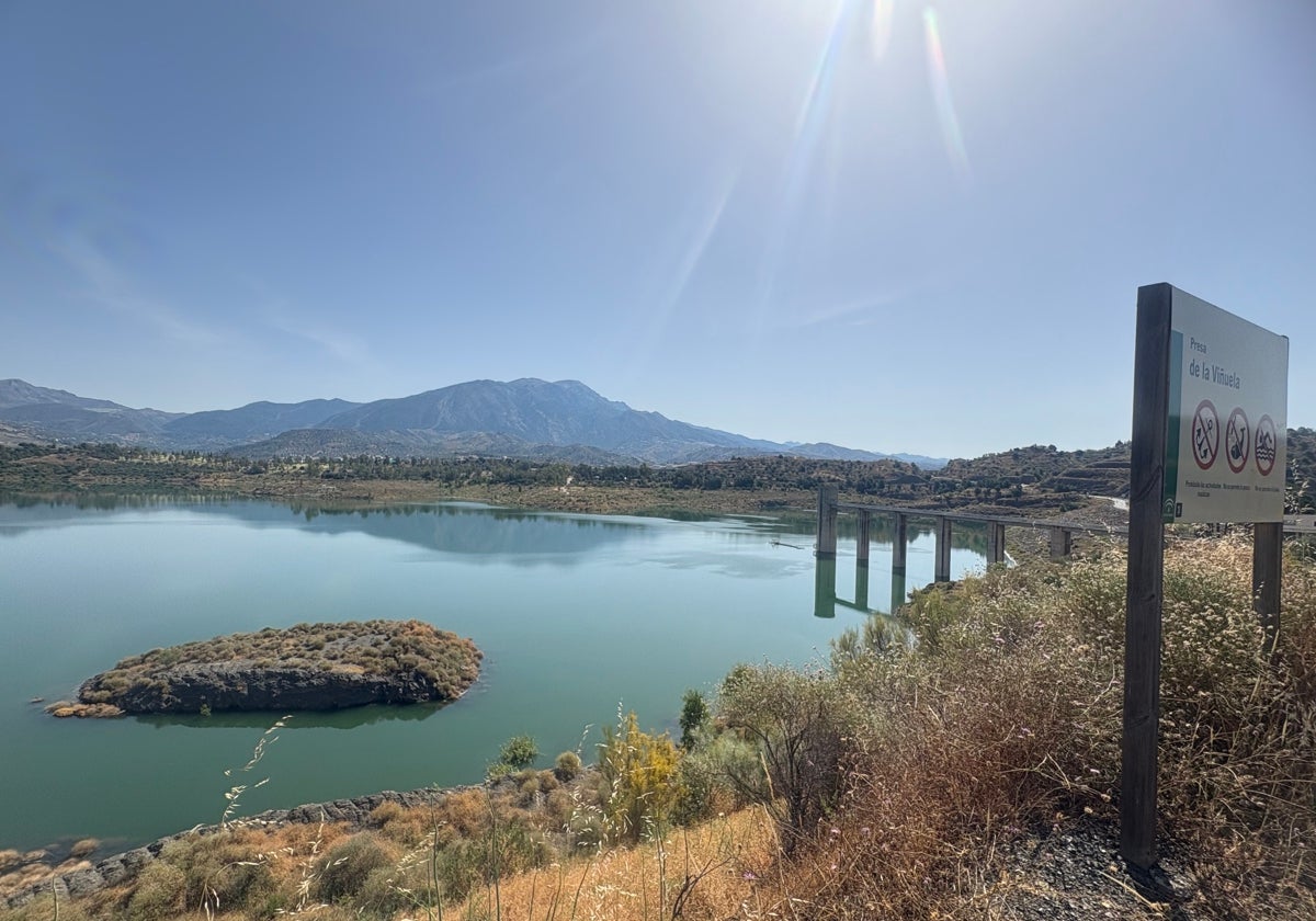 Imagen del embalse de La Viñuela, que almacena 82,69 hectómetros cúbicos este lunes, al 50,31% de su capacidad.