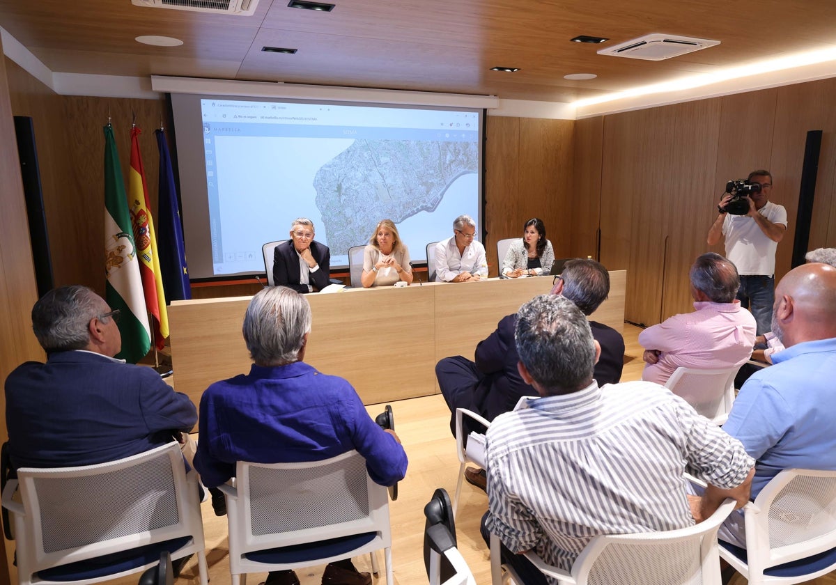 La alcaldesa, Ángeles Muñoz, ha presidido la reunión.