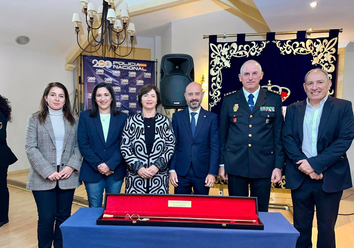 Miembros del PSOE de Fuengirola junto con el subdelegado del Gobierno el comisario de la Policía Nacional en la localidad.