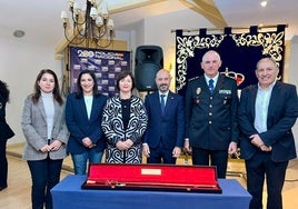 Miembros del PSOE de Fuengirola junto con el subdelegado del Gobierno el comisario de la Policía Nacional en la localidad.