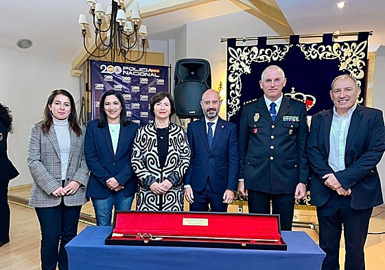 Miembros del PSOE de Fuengirola junto con el subdelegado del Gobierno el comisario de la Policía Nacional en la localidad.