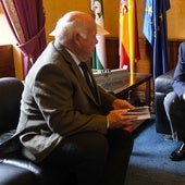 El presidente del Parlamento, Jesús Aguirre, recibe la memoria del TSJA de manos de su presidente, Lorenzo del Río