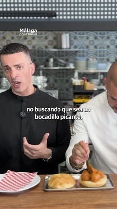 Así es el bocadillo de “armóndigas” que se sirve en Torre del Mar