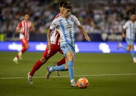 Antoñito se dispone a tirar desde dentro del área en el partido frente al Sporting en La Rosaleda.