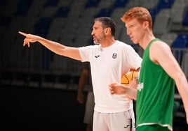 Los jugadores atienden a Ibon Navarro en el entrenamiento de ayer.